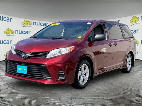 Used 2019 Toyota Sienna L w/ Carpet Mat Package FWD image 3