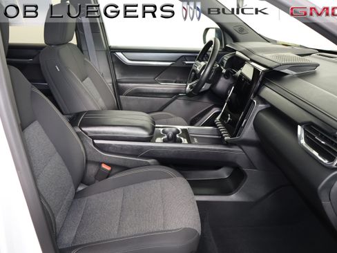Certified 2025 GMC Acadia Elevation FWD image 18