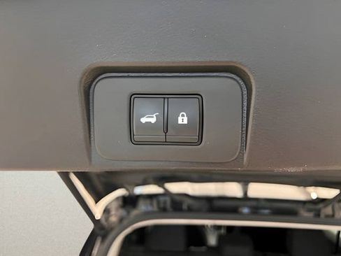 Used 2025 Nissan Rogue SV FWD image 29