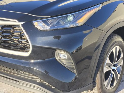 Used 2024 Toyota Highlander XLE image 11
