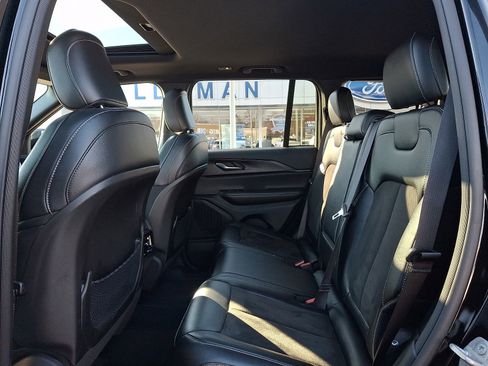 Used 2023 Jeep Grand Cherokee Altitude image 11