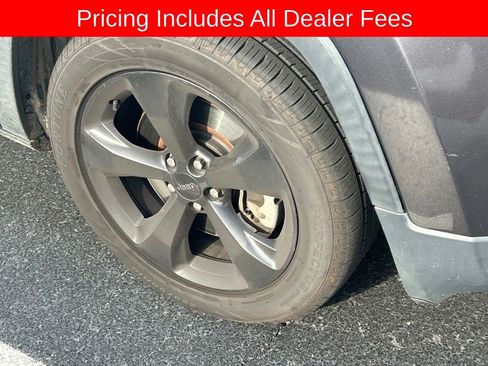 Used 2018 Jeep Cherokee Latitude w/ Altitude Package FWD image 2