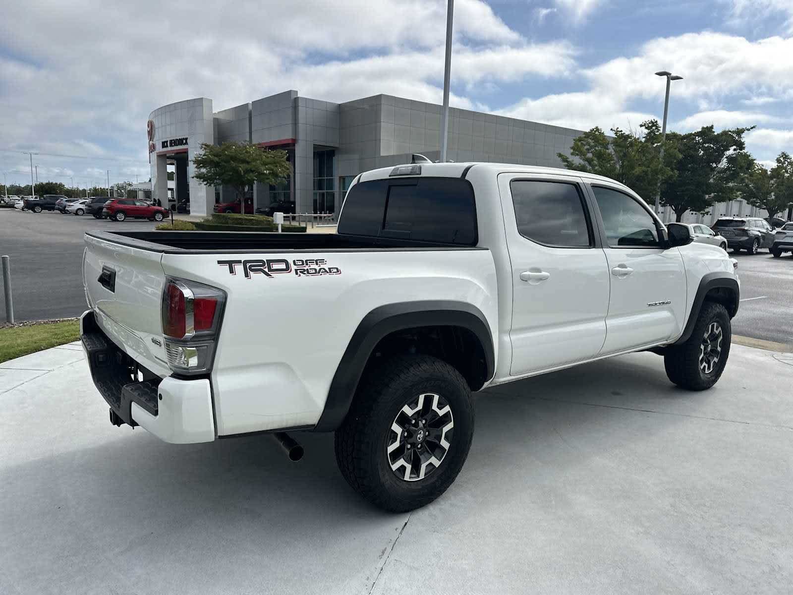 Used 2022 Toyota Tacoma TRD Off-Road w/ Technology Package RWD image 10