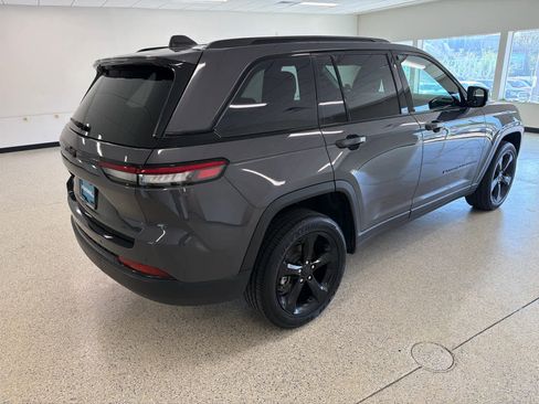 Used 2024 Jeep Grand Cherokee Altitude AWD/4WD image 7