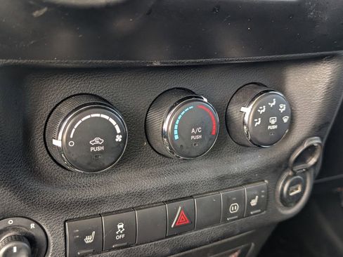 Used 2012 Jeep Wrangler Sahara image 27