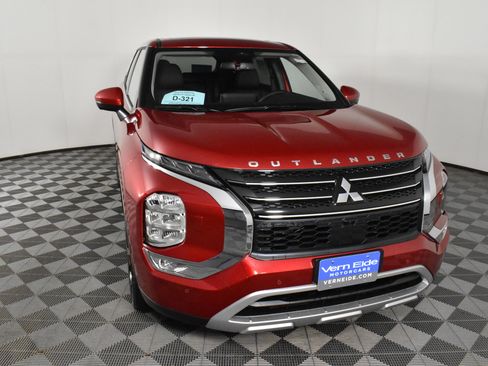 Used 2025 Mitsubishi Outlander SE image 3