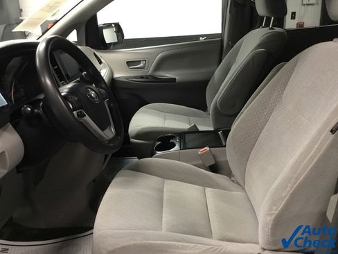 Used 2017 Toyota Sienna LE image 25