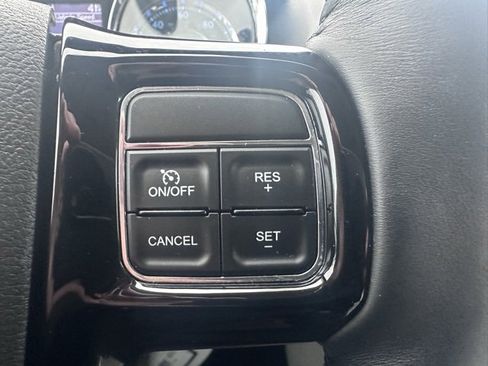 Used 2016 Chrysler Town & Country Limited image 20