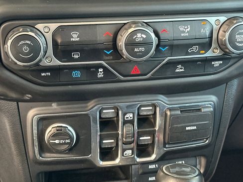 Used 2023 Jeep Wrangler Sahara image 21