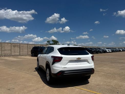 Used 2025 Chevrolet Trax LS FWD image 17