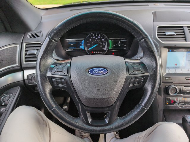 Used 2017 Ford Explorer XLT w/ Equipment Group 202A AWD/4WD image 32