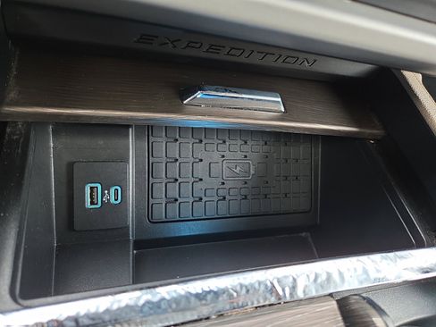 Used 2023 Ford Expedition Limited image 16