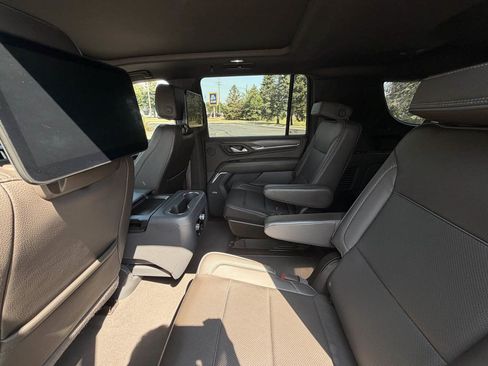 Used 2024 GMC Yukon XL Denali AWD/4WD image 12