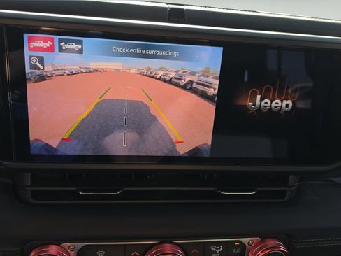 Used 2025 Jeep Gladiator Rubicon w/ Technology Group AWD/4WD image 18