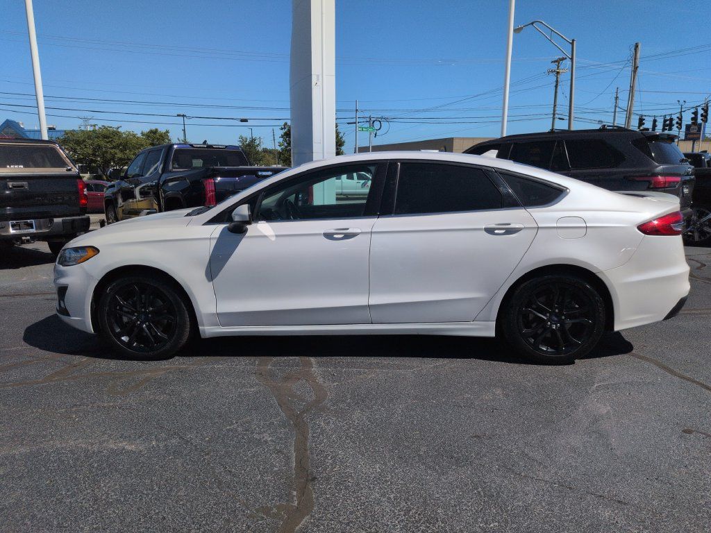 Used 2019 Ford Fusion SE w/ Equipment Group 151A FWD image 2