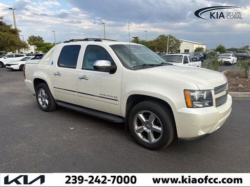 Used 2013 Chevrolet Avalanche LTZ image 8