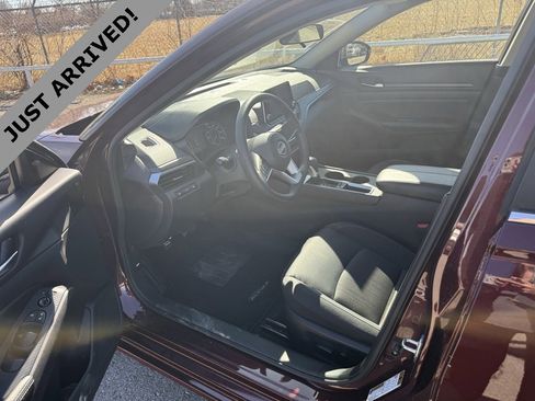 Used 2025 Nissan Altima 2.5 SV image 11