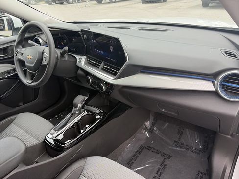 Used 2025 Chevrolet Trax LT FWD image 32