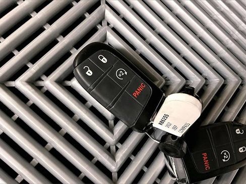 Used 2022 Jeep Compass Latitude image 10