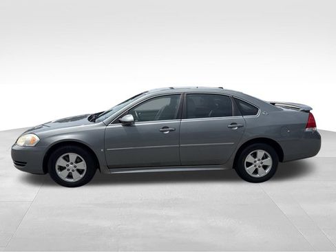 Used 2009 Chevrolet Impala LT w/ Luxury Edition Package FWD image 2