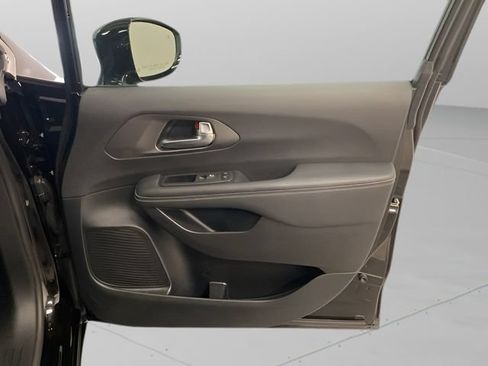 Used 2025 Chrysler Pacifica Select AWD/4WD image 26