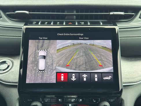 Used 2024 Jeep Grand Cherokee Limited w/ Luxury Tech Group II AWD/4WD image 28