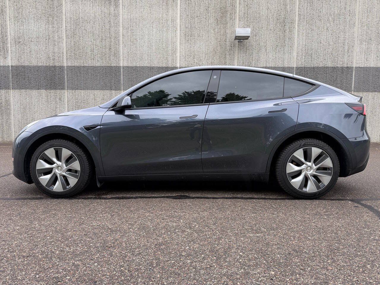 Used 2023 Tesla Model Y Long Range AWD/4WD image 3