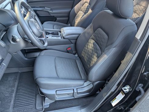 Used 2025 Nissan Pathfinder S image 16