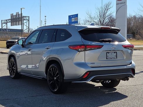 Used 2023 Toyota Highlander XSE image 4