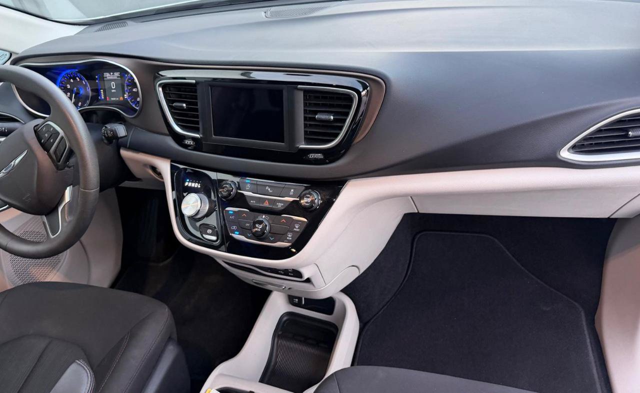 Used 2018 Chrysler Pacifica LX FWD image 19