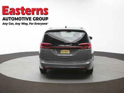 Used 2023 Chrysler Pacifica Touring-L FWD image 37