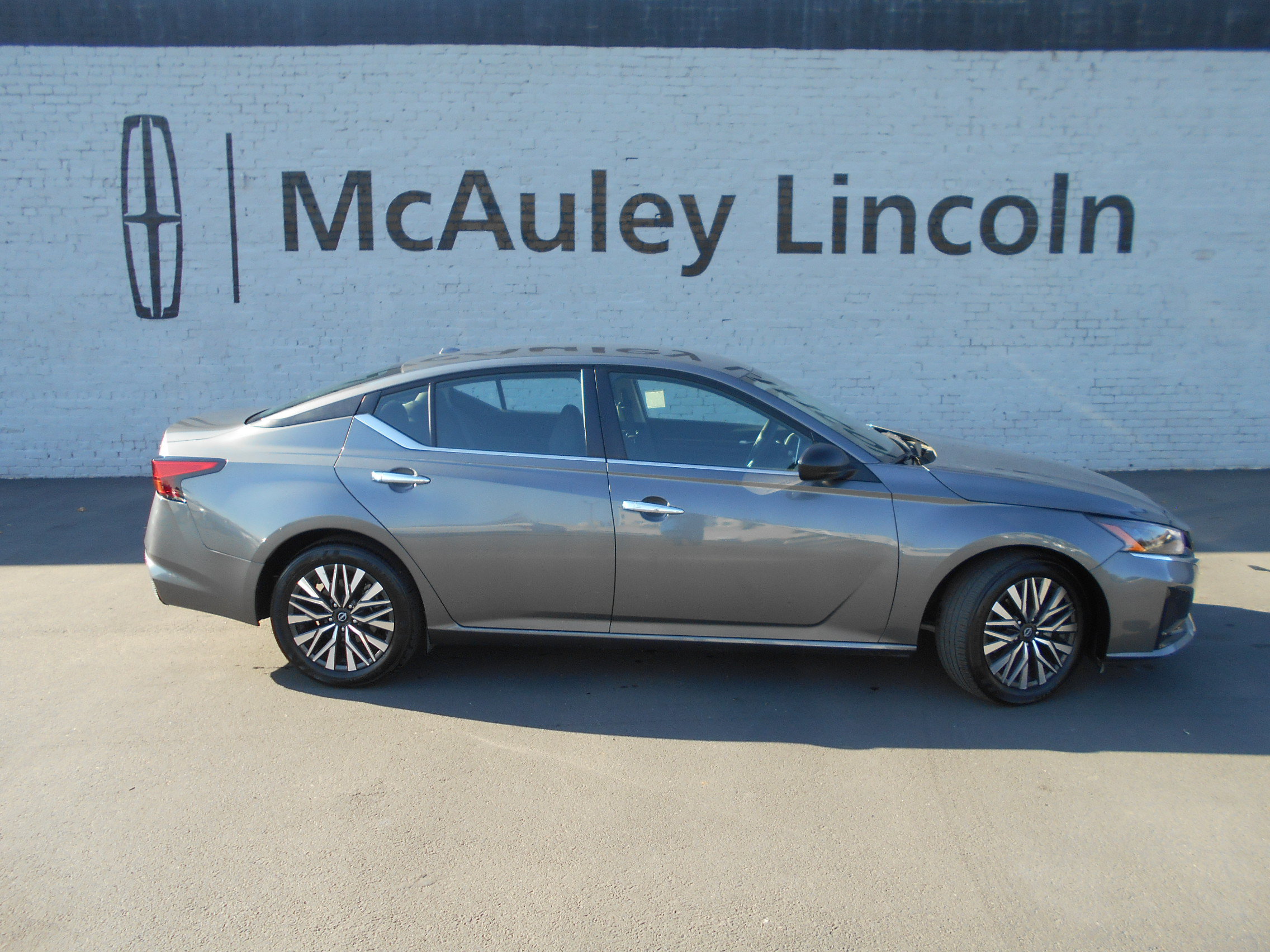 Used 2024 Nissan Altima 2.5 SV FWD image 1