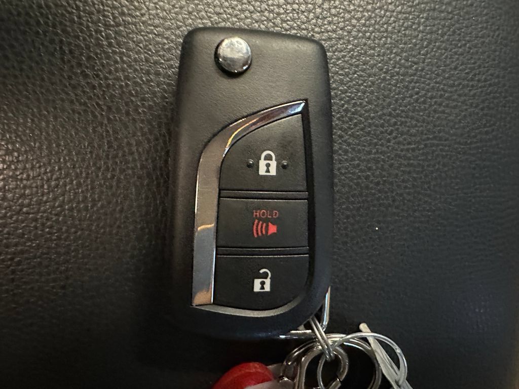 Used 2021 Toyota RAV4 LE AWD/4WD image 17