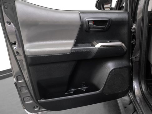 Used 2017 Toyota Tacoma SR5 image 39