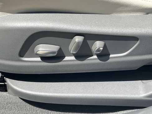 Used 2025 Cadillac XT6 Premium Luxury image 28