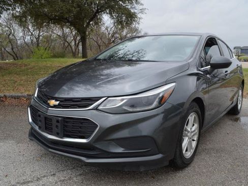 Used 2018 Chevrolet Cruze LT w/ Convenience Package image 1