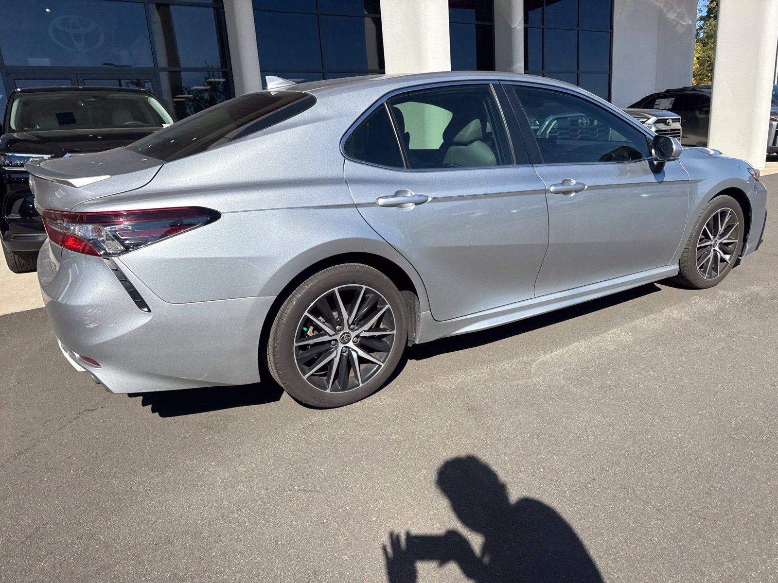 Used 2022 Toyota Camry SE w/ Convenience Package FWD image 18