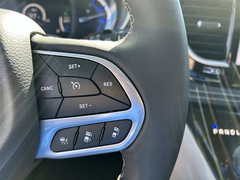 Used 2024 Chrysler Pacifica Select image 28