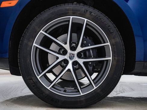 Certified 2025 Porsche Macan image 12