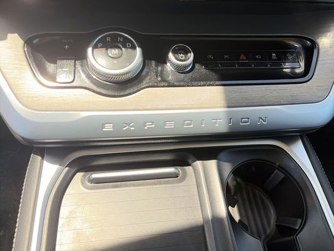 Used 2025 Ford Expedition Platinum AWD/4WD image 26
