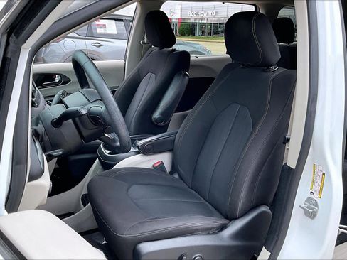 Used 2020 Chrysler Pacifica Touring FWD image 7