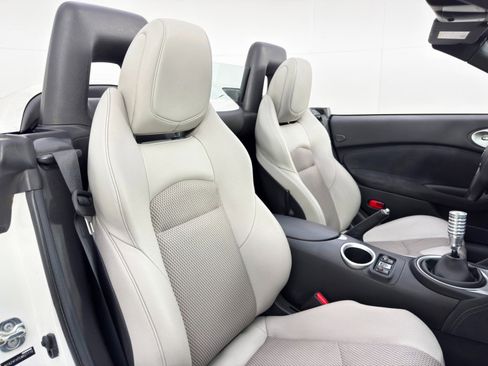 Used 2014 Nissan 370Z Touring w/ Sport Package image 32