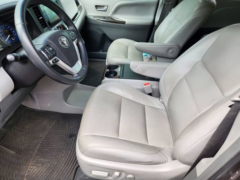 Used 2015 Toyota Sienna XLE w/ XLE Navigation Package FWD image 14