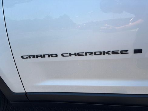 Used 2022 Jeep Grand Cherokee Altitude AWD/4WD image 25