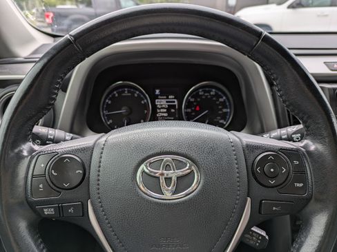 Used 2018 Toyota RAV4 Limited FWD image 32