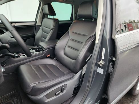 Used 2012 Volkswagen Touareg Sport image 7