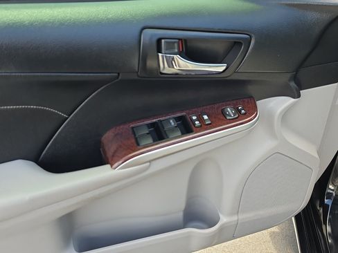 Used 2014 Toyota Camry XLE w/ Leather Package FWD image 11