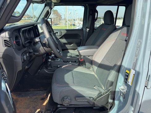 Used 2025 Jeep Gladiator Rubicon w/ Convenience Group image 11