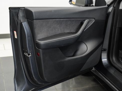 Used 2022 Tesla Model Y Long Range image 45