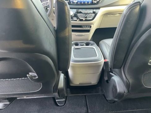Used 2023 Chrysler Pacifica Touring-L FWD image 16